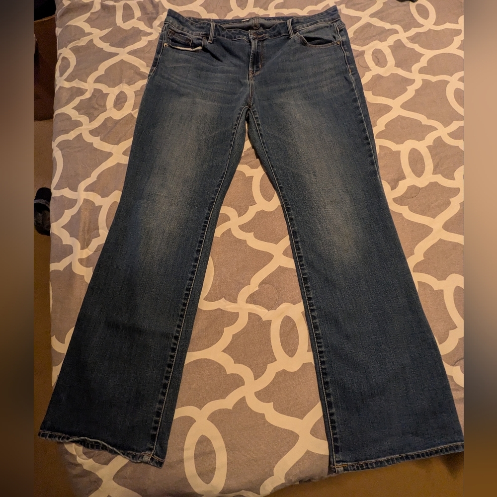 Old Navy Mid-Rise Kicker Boot-Cut Jeans Medium Wash Short Petite